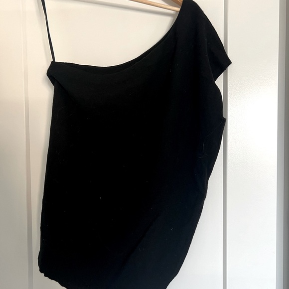 Banana Republic one shoulder top/sweater - Picture 2 of 2